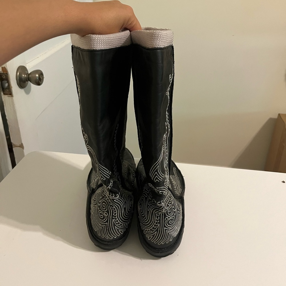 Vintage Black and White Embroidered Puma Boots - Picture 4 of 6